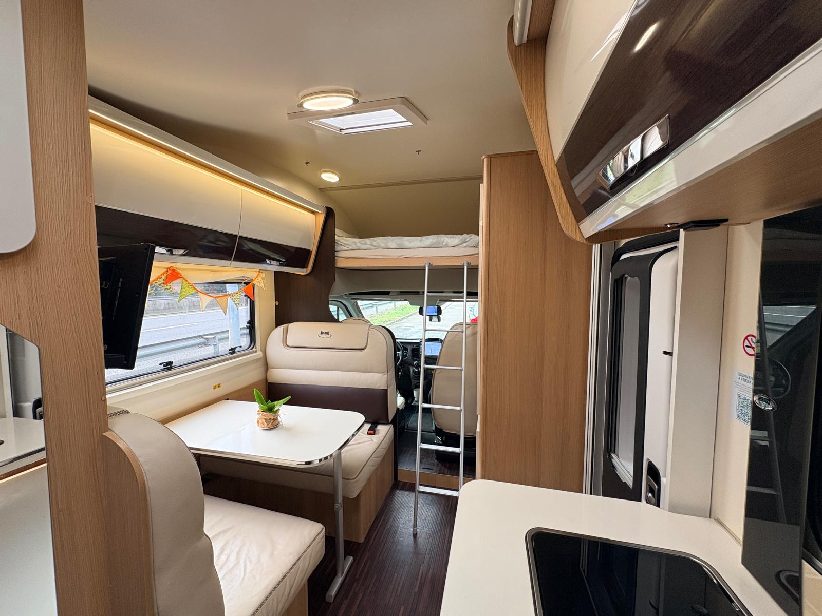 Interior amplio de la autocaravana Oniria